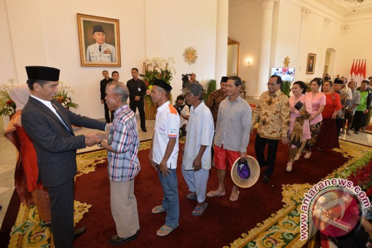 President receives community members, state officials after prayers