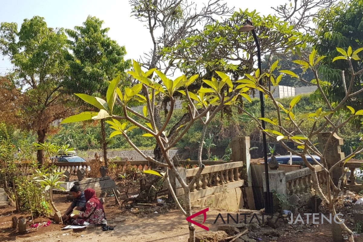 Peziarah kunjungi Makam Plampisan terkena proyek tol fungsional