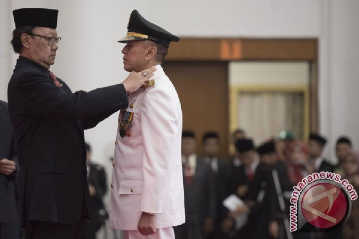 Home affairs minister installs Iriawan as West Java acting governor