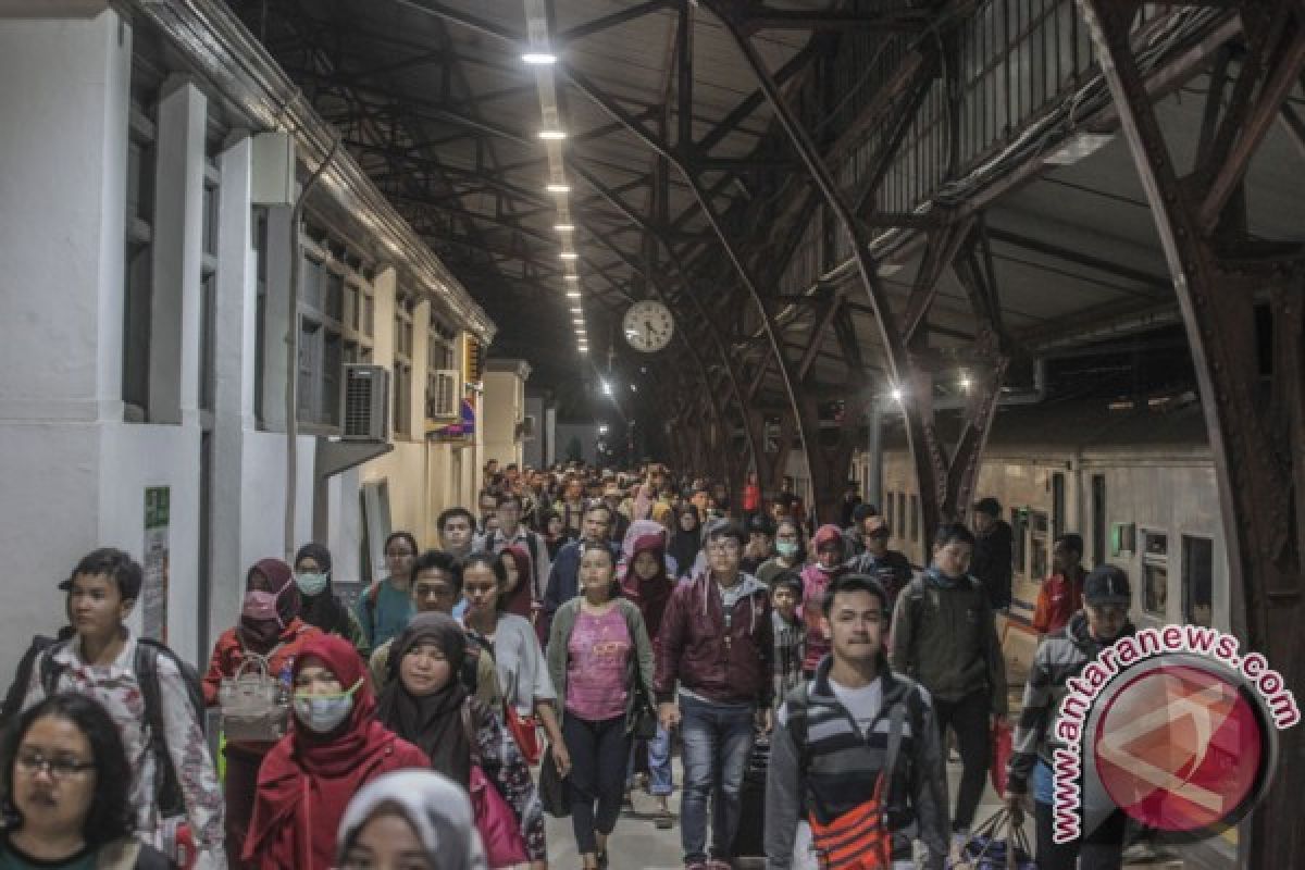 Stasiun Pasar Senen masih dipadati warga hendak mudik