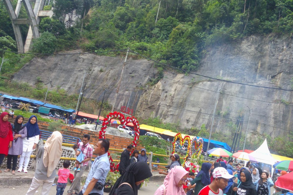 Kelok Sembilan Park is Crowded by Tourists