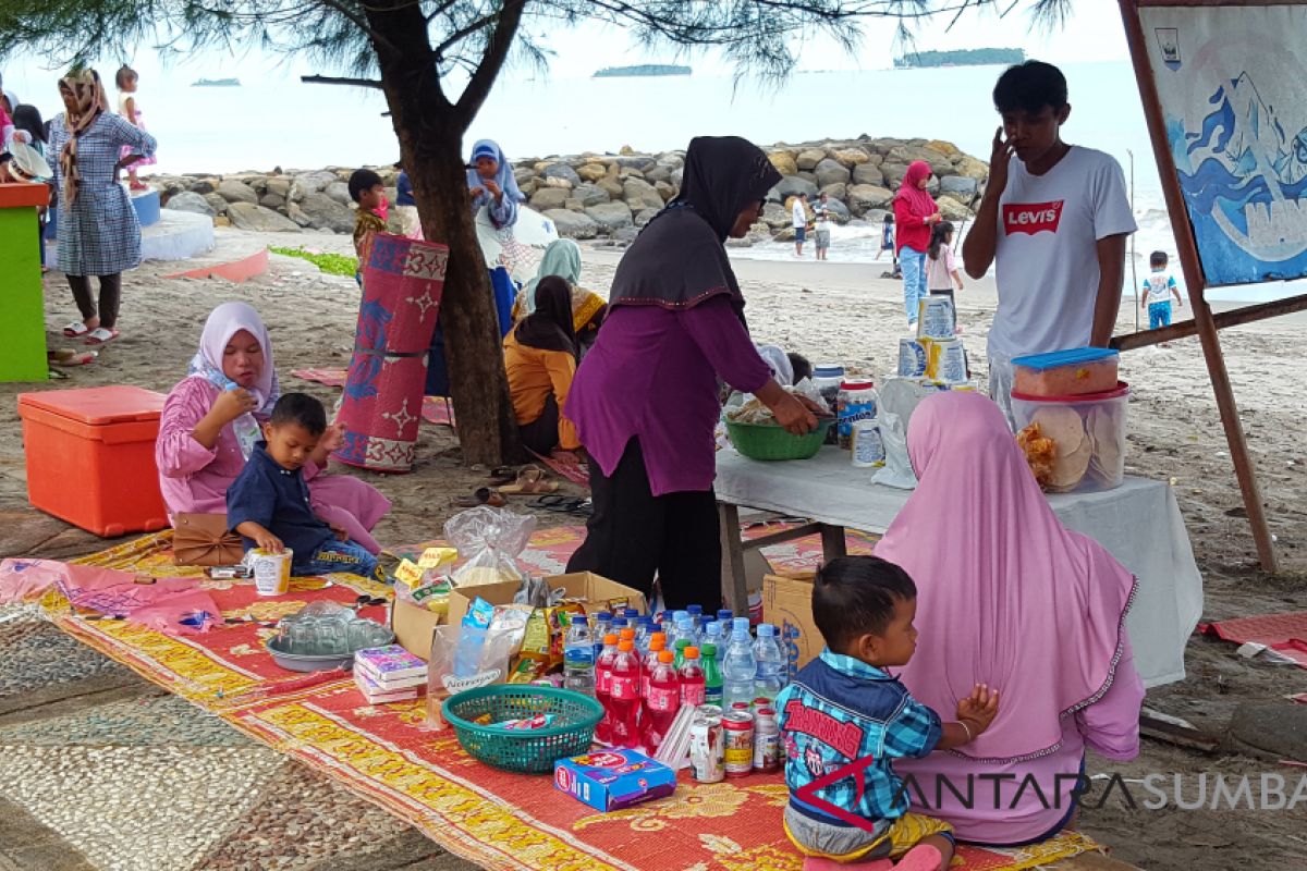 Pedagang Pariaman terima bantuan pengembangan usaha kreatif