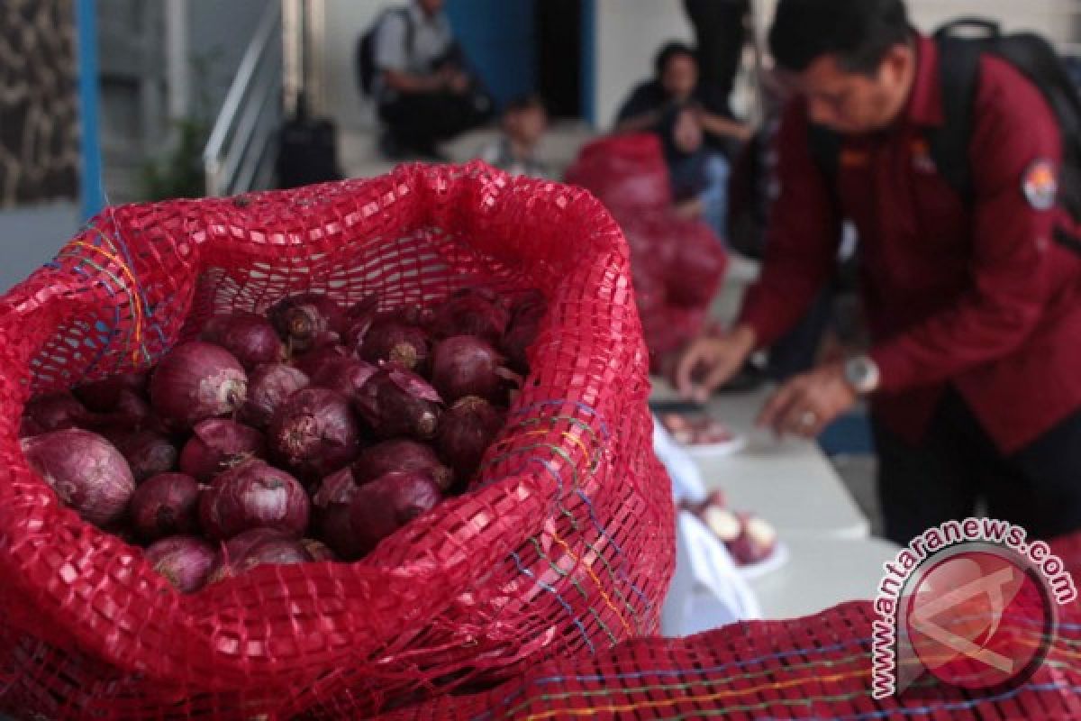 Bea Cukai hibahkan 27 ton bawang merah