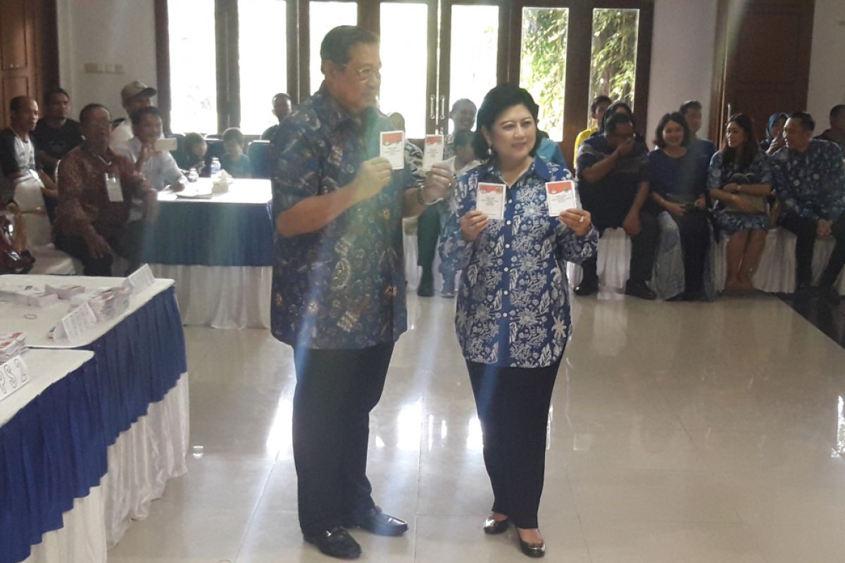 SBY melakukan pencoblosan pada TPS 06 Cikeas