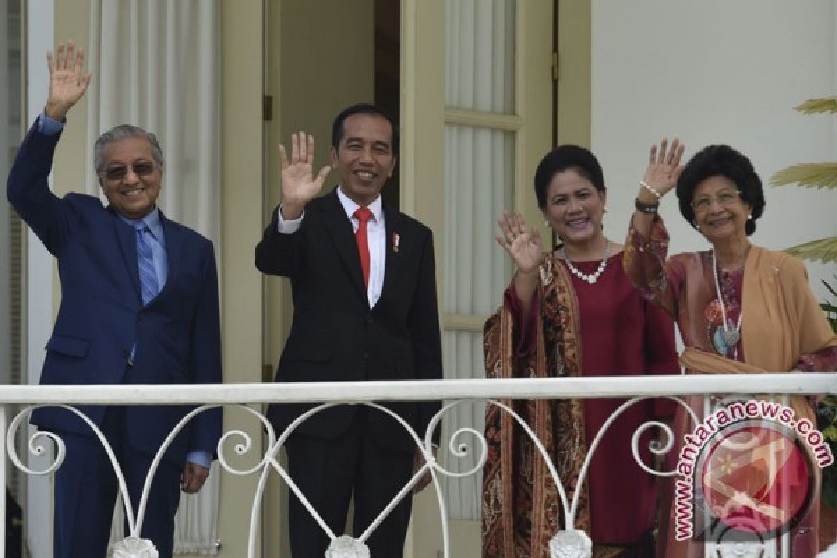 Jokowi, Mahathir discuss corruption, connectivity, border settlement, and politics