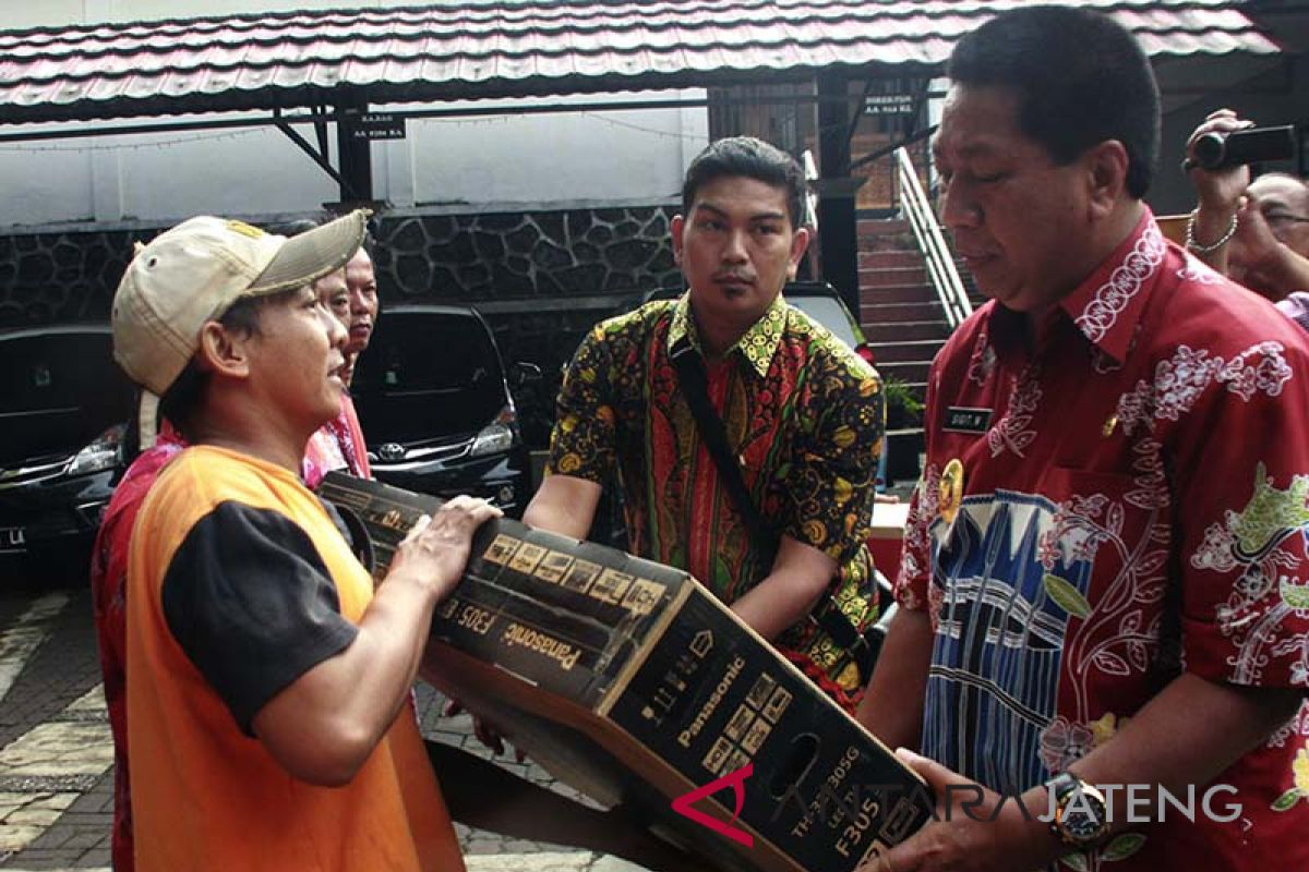 6 pegawai Taman Kyai Langgeng dapat hadiah kejutan