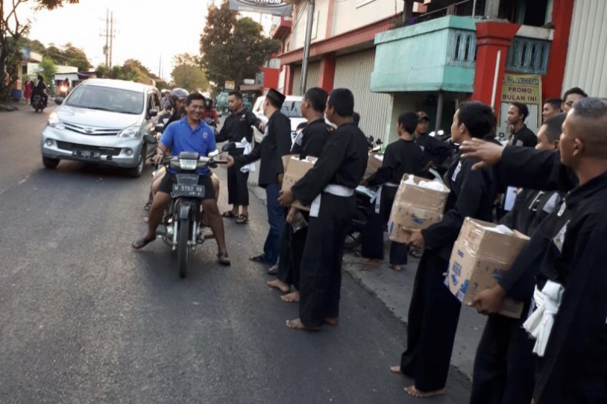 Pendekar-Siswa PSHT Bagikan 400 Takjil