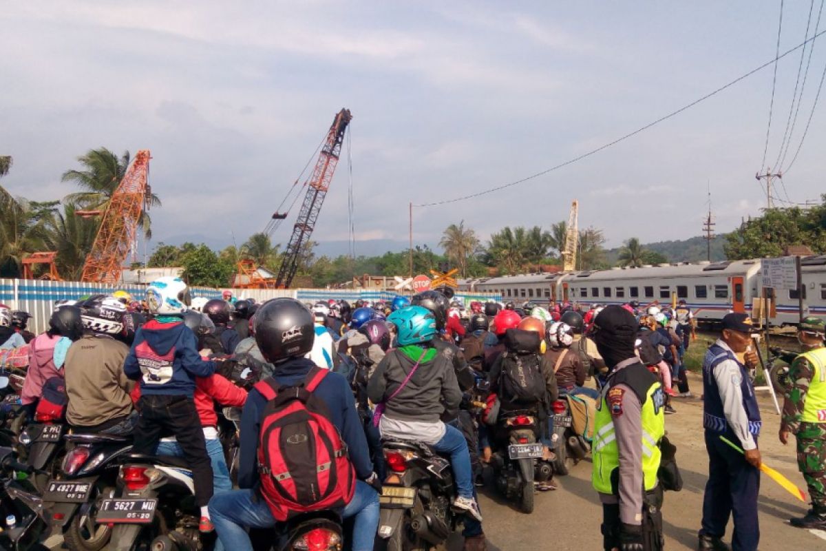 Kemacetan hingga belasan kilometer terjadi di Karangsawah Brebes