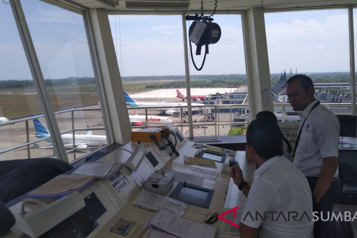 Begini Kesibukan para "polisi udara" di Bandara  Minangkabau jelang Lebaran