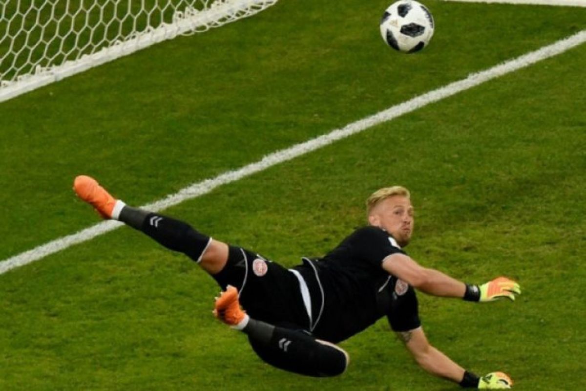 Penyelamatan akrobatik Schmeichel yang menuai pujian