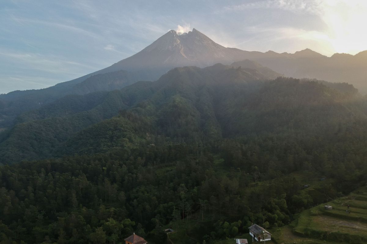Cuaca cerah menyelimuti Gunung Merapi pada Minggu pagi
