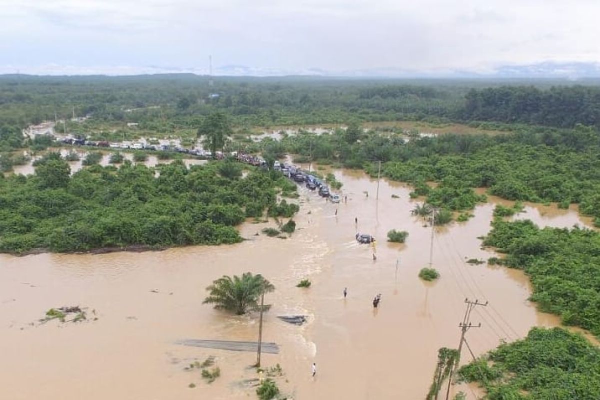 Luapan air Sungai Angsana rendam Trans Kalimantan