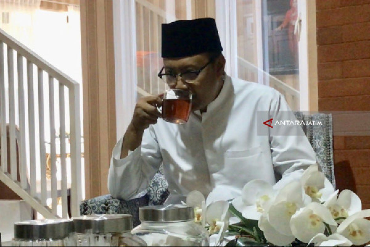 Sebelum ke TPS, Gus Ipul Nikmati Segelas Teh Hangat (Video)