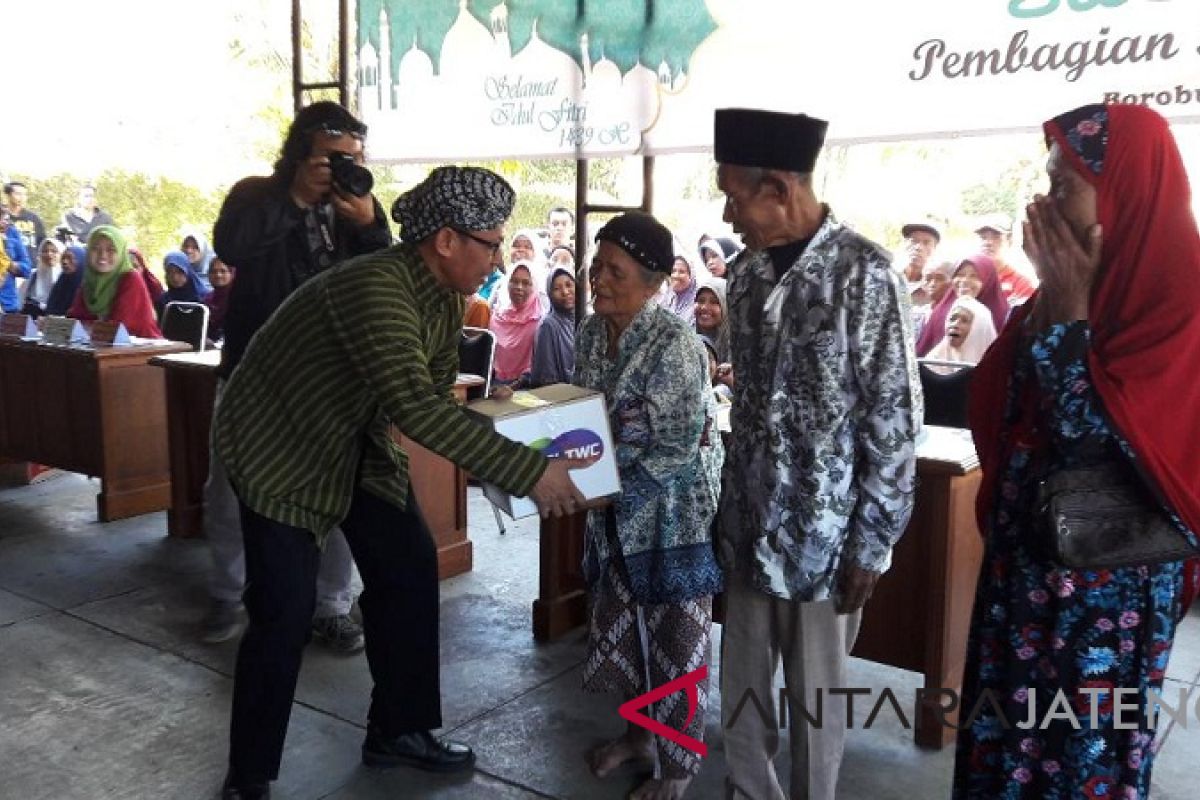 TWC bagikan bingkisan kepada warga sekitar Borobudur