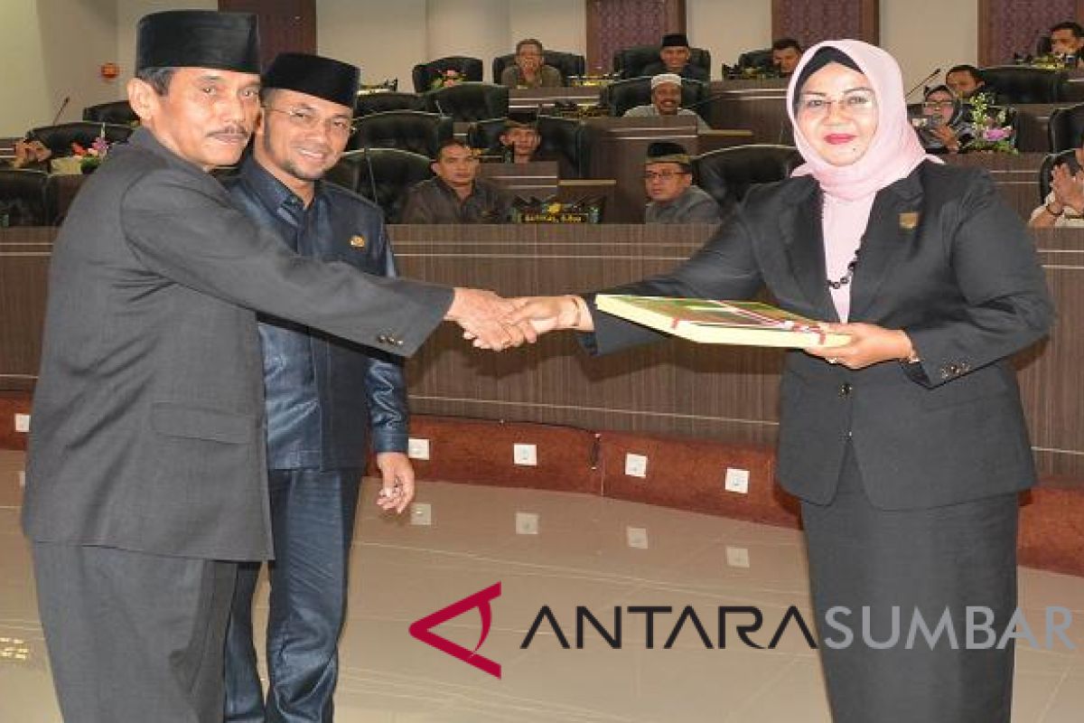 Bupati Sijunjung sampaikan nota jawasan, atas pandangan fraksi DPRD