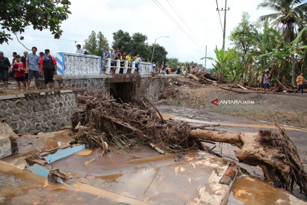 Banjir Bandang Landa Dua Kecamatan di Banyuwangi (Video)