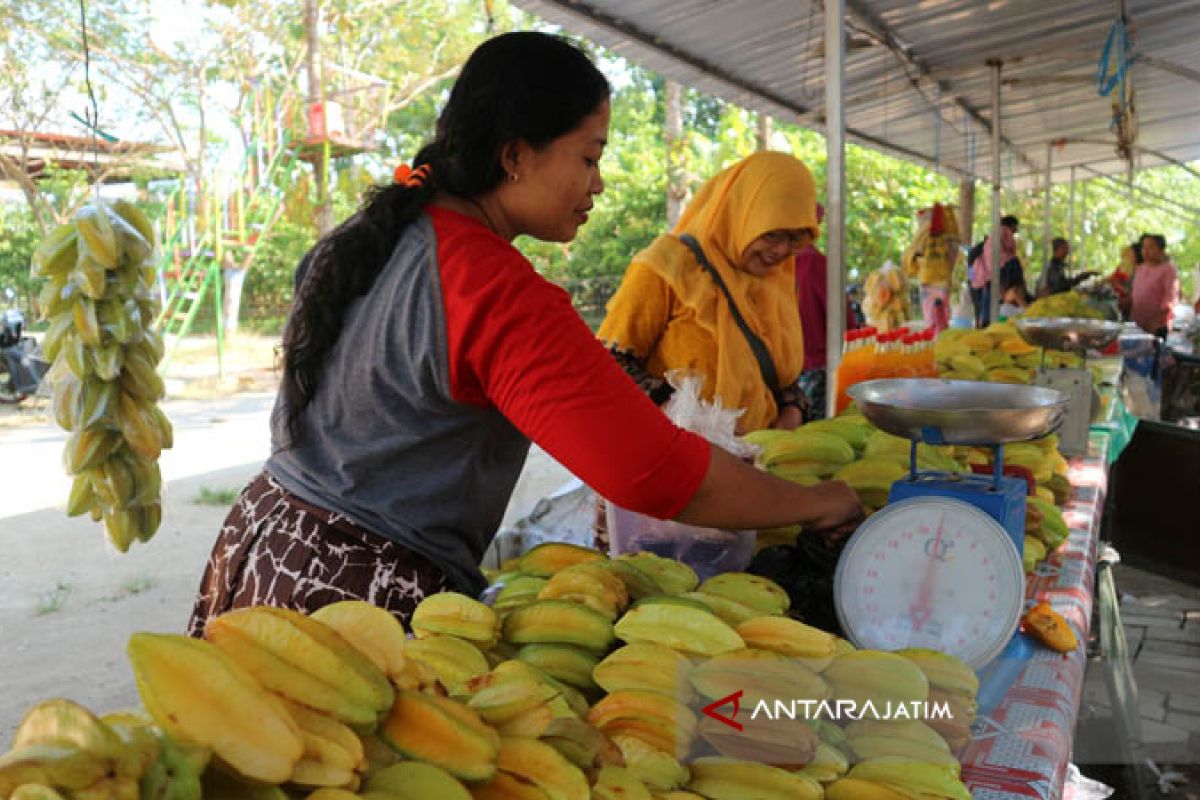 Pedagang Bojonegoro Persiapkan Stok Belimbing Hadapi Membeludaknya Pengunjung (Video)