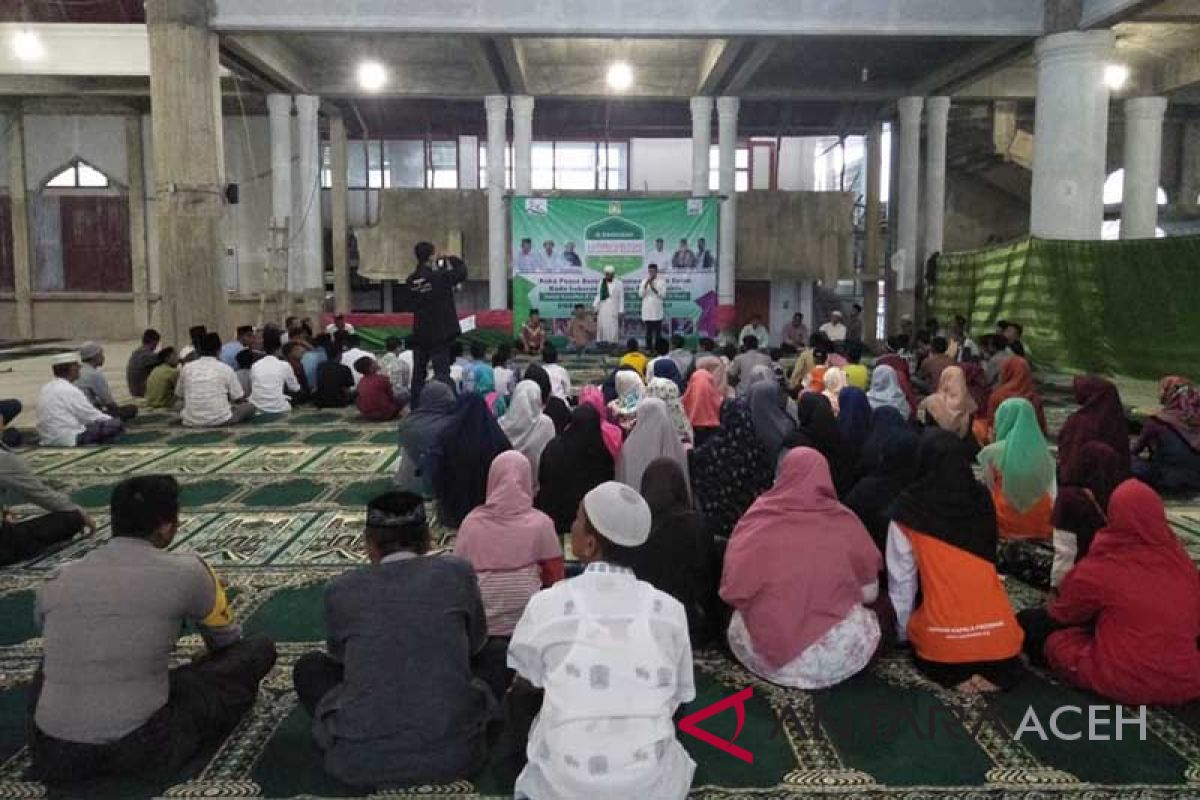 Masyarakat kemukiman Lhoknga berbagi dengan yatim