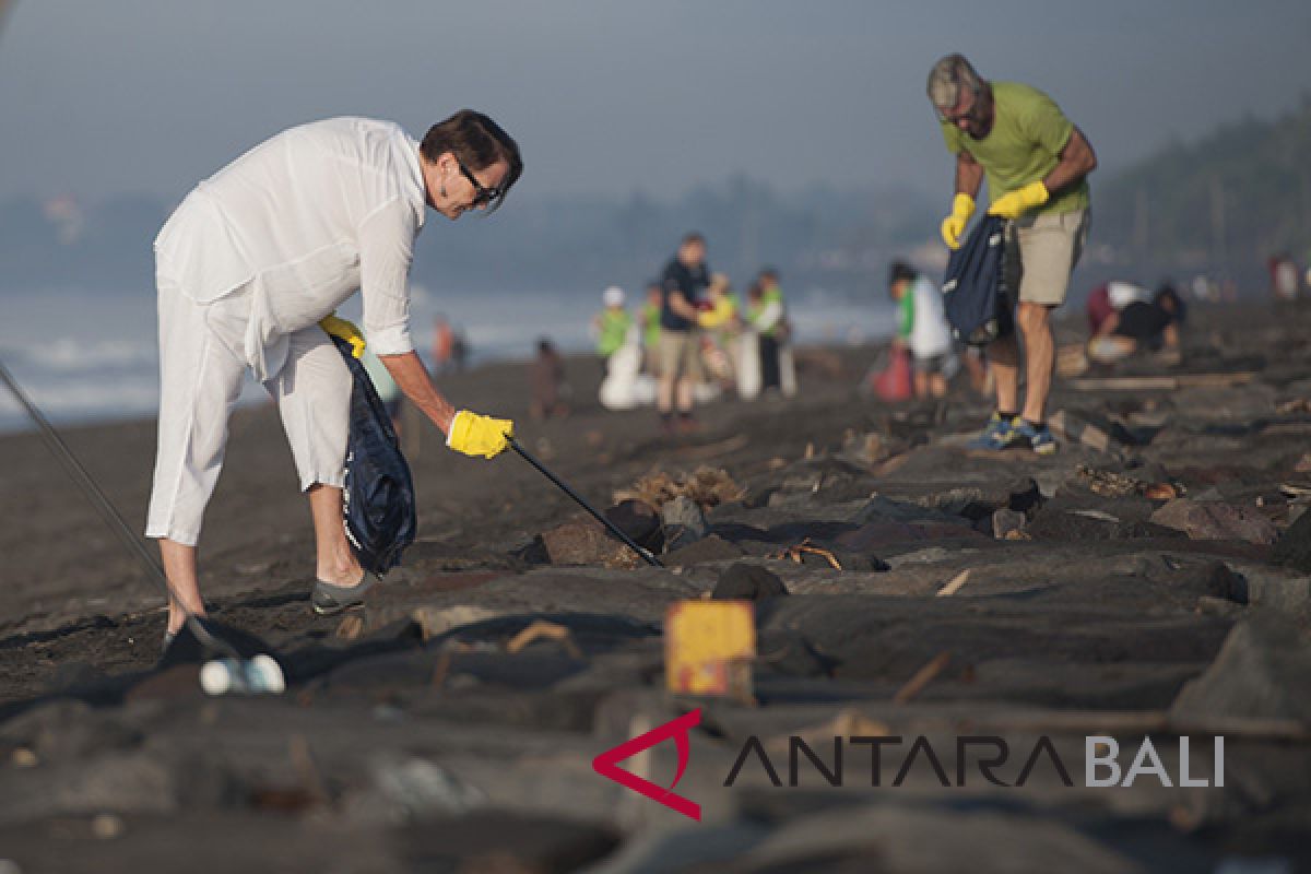 DLH Bali ajak kurangi penggunaan kantong plastik