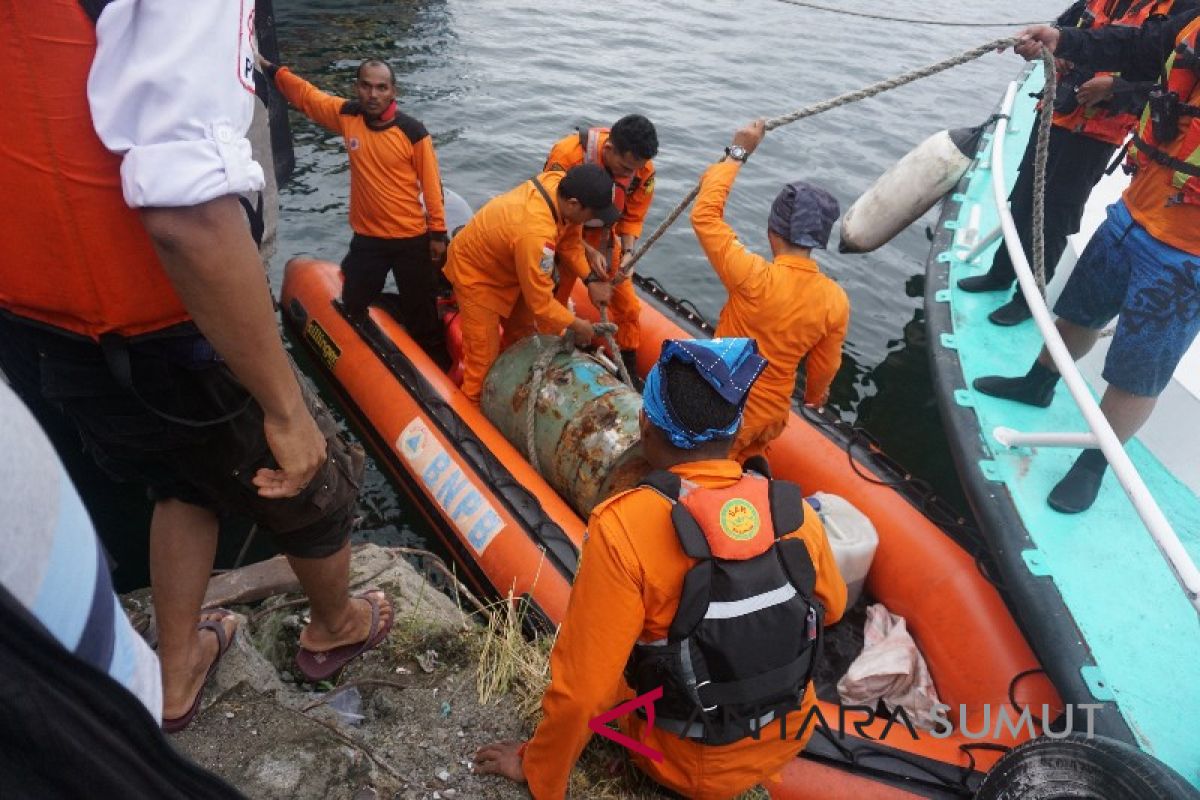 Tong minyak ditemukan dipermukaan danau