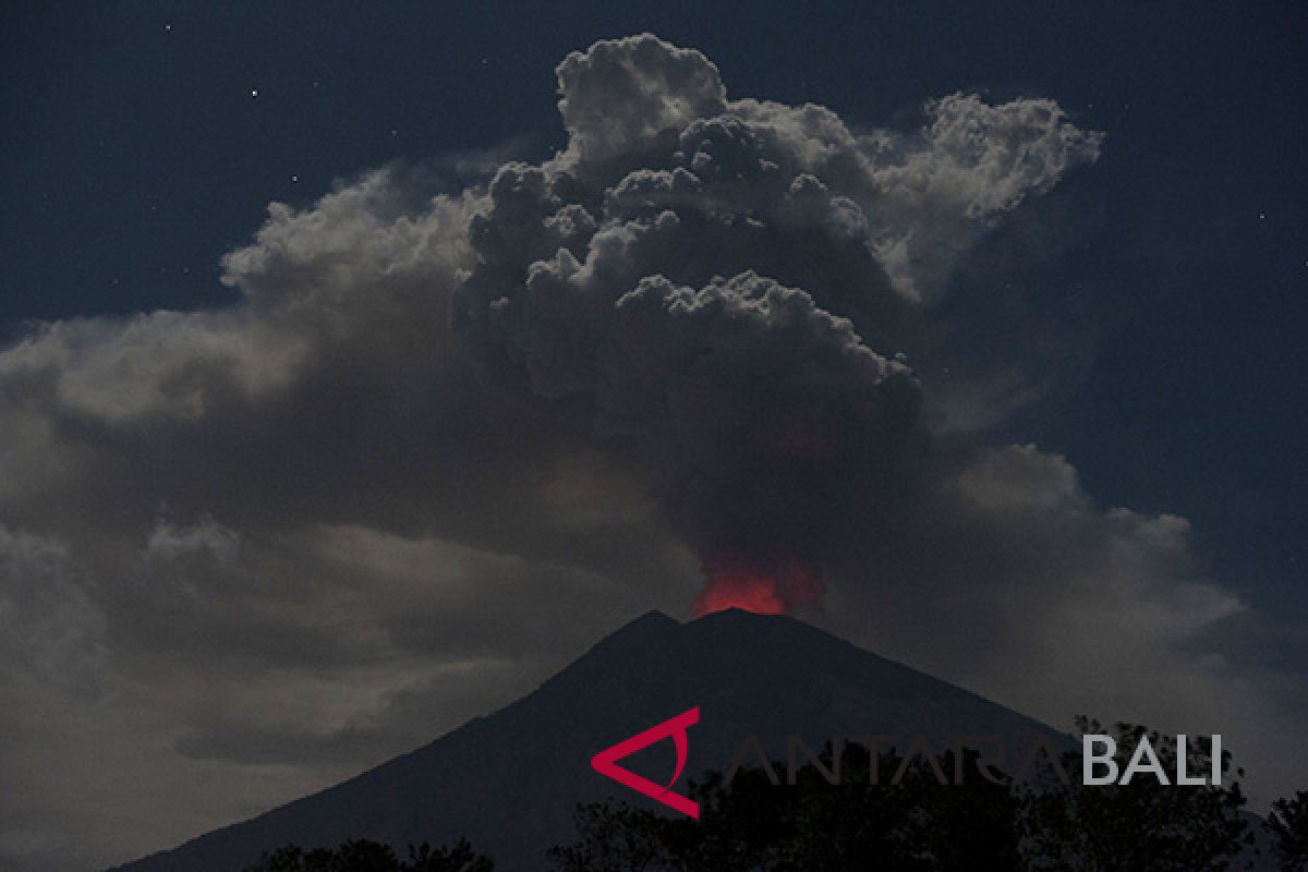 Erupsi Gunung Agung, dua bandara di Jawa Timur ditutup