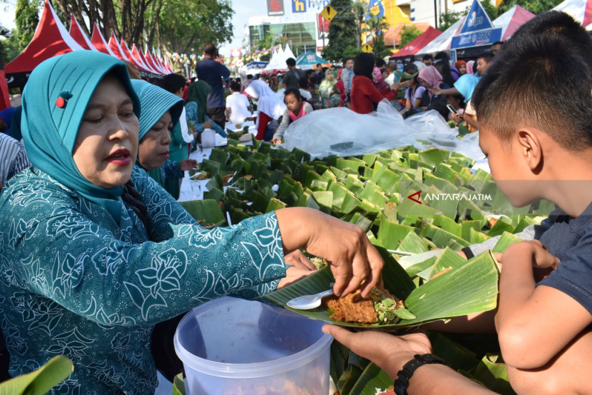 Pemkot Madiun Pecahkan Rekor MURI Nasi Pecel Pincuk Terbanyak