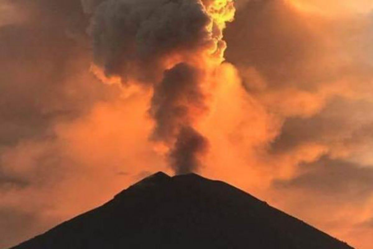 PVMBG amati material panas permukaan kawah Gunung Agung