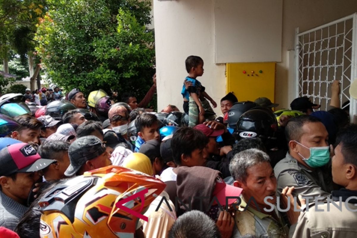 Rujab gubernur dikerumuni ratusan warga pencari 'hagala'