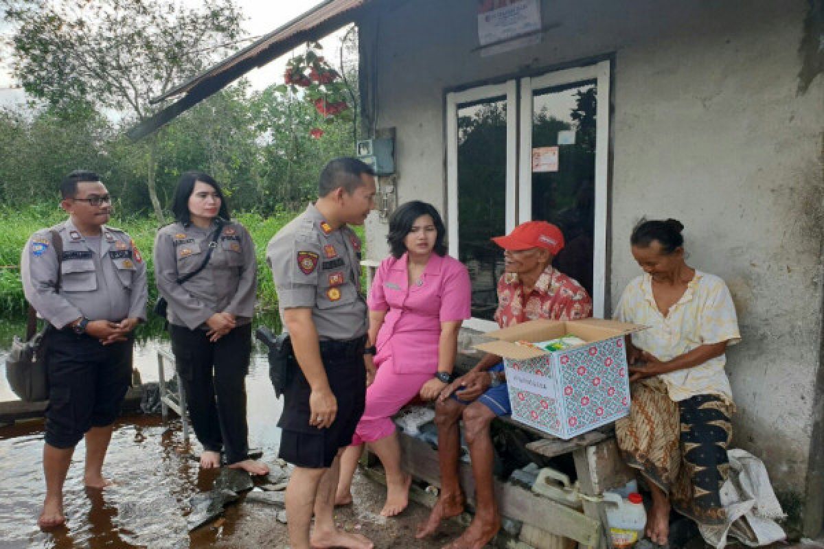 Polisi berbagi dengan korban banjir di Sampit