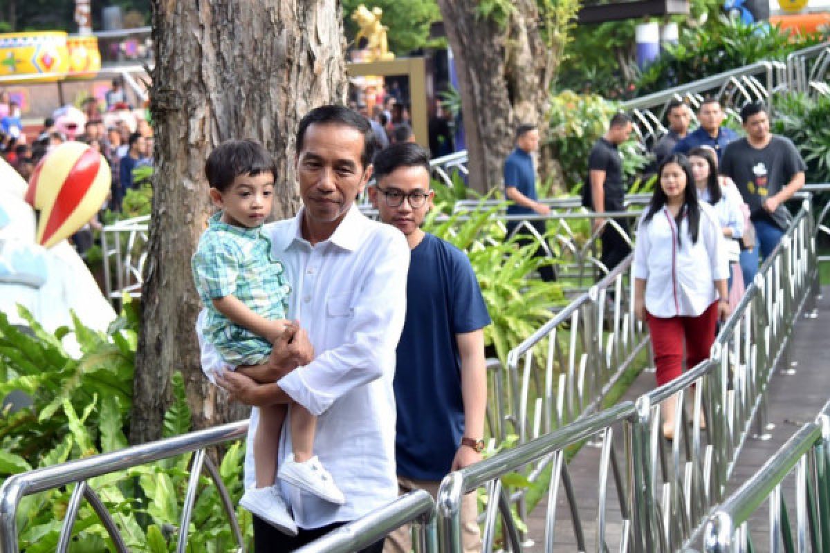 Jokowi enjoys time with grandson at shopping mall