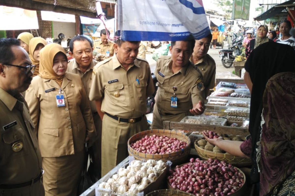 Pj Bupati Tulungagung Sidak Sembako Pasar Tradisional