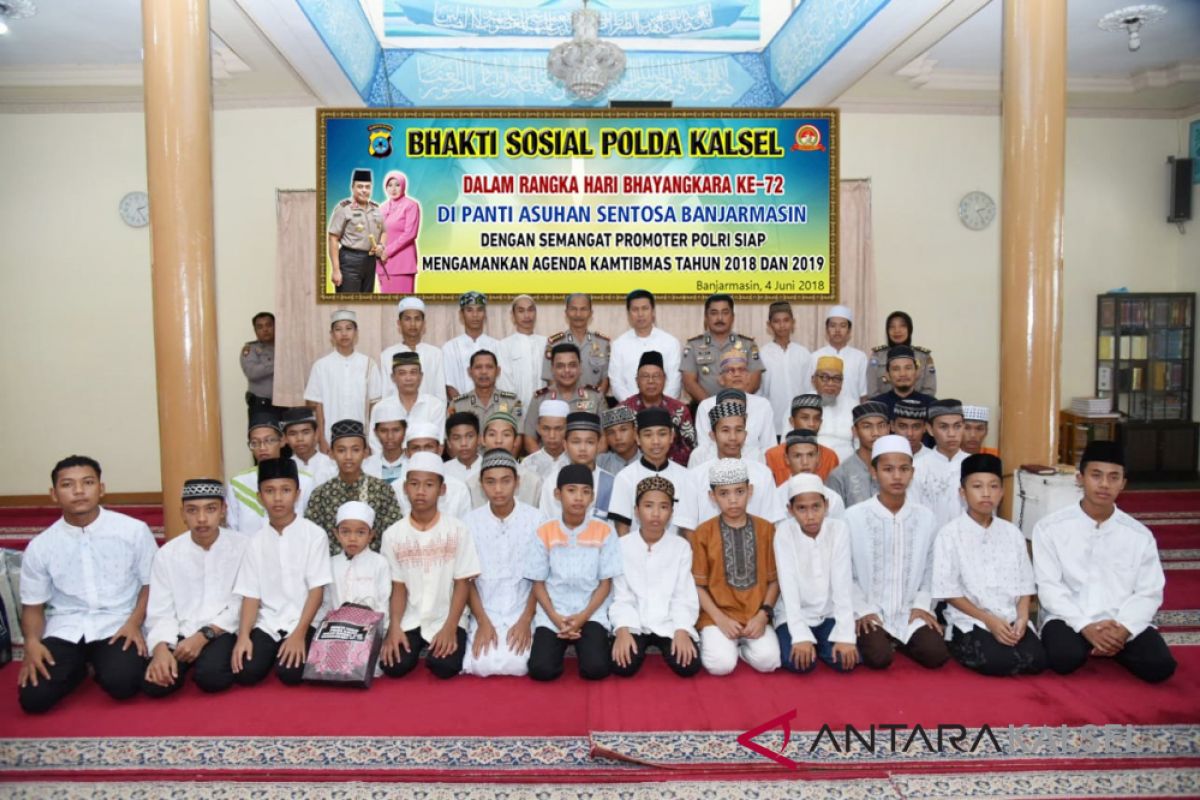 Polda Kalsel berbagi dengan anak panti asuhan