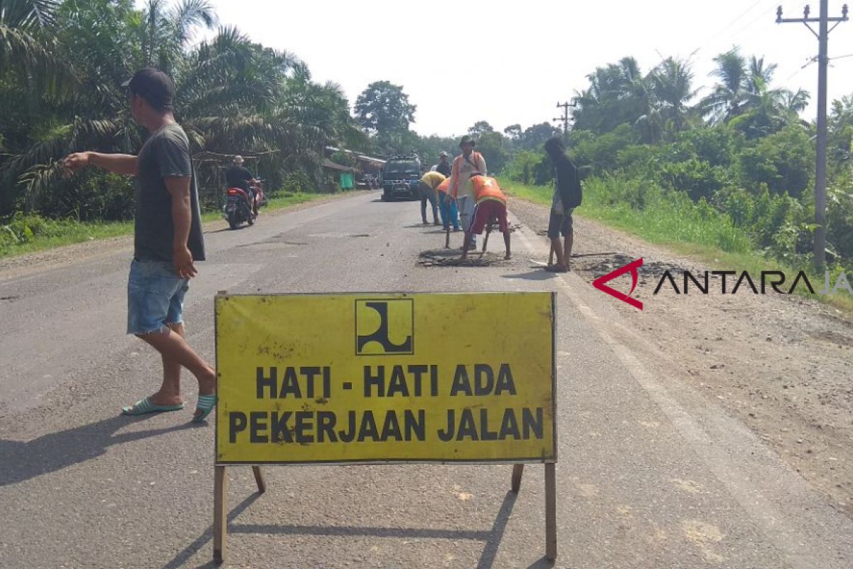 Perbaikan jalan Batanghari - Muaro Jambi terus dilakukan