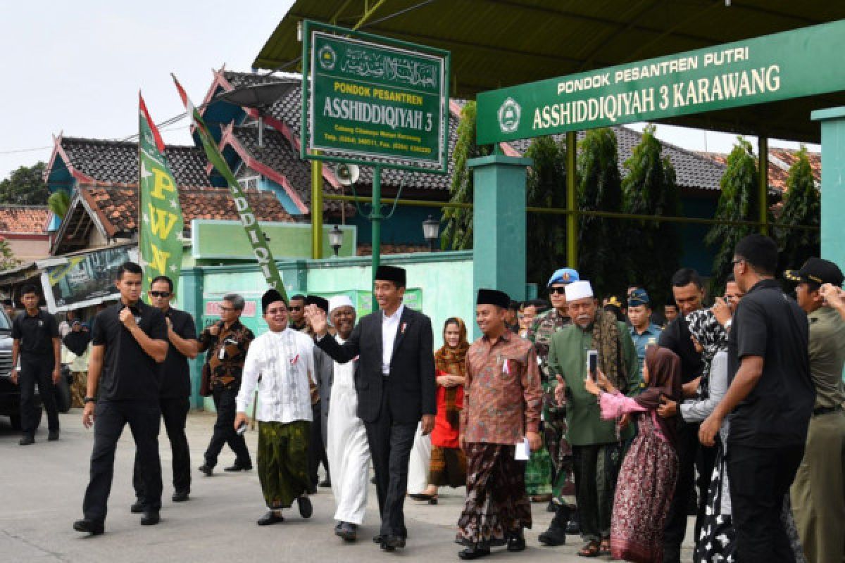 Presiden bagikan kaus Asian Games ke warga Karawang