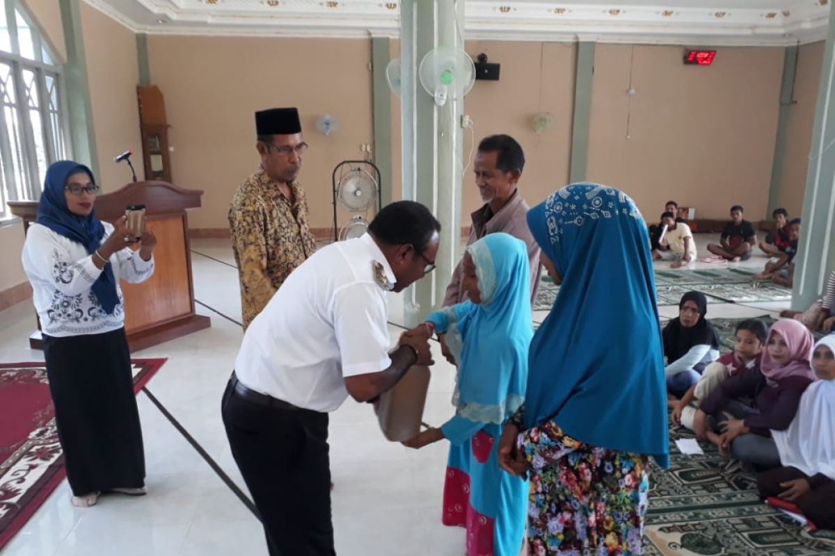 Warga Muslim Wondawa terima paket sembako gratis