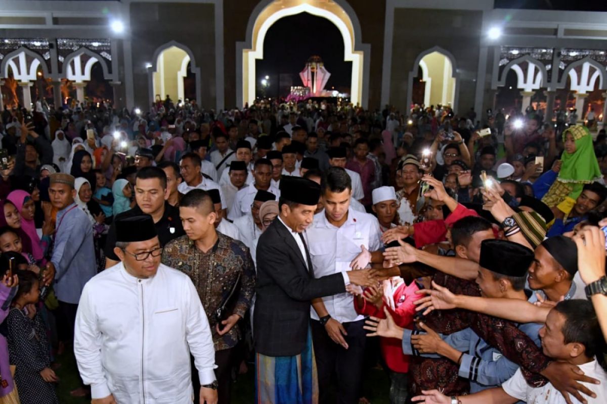 Presiden Jokowi shalat tarawih bersama warga Indramayu