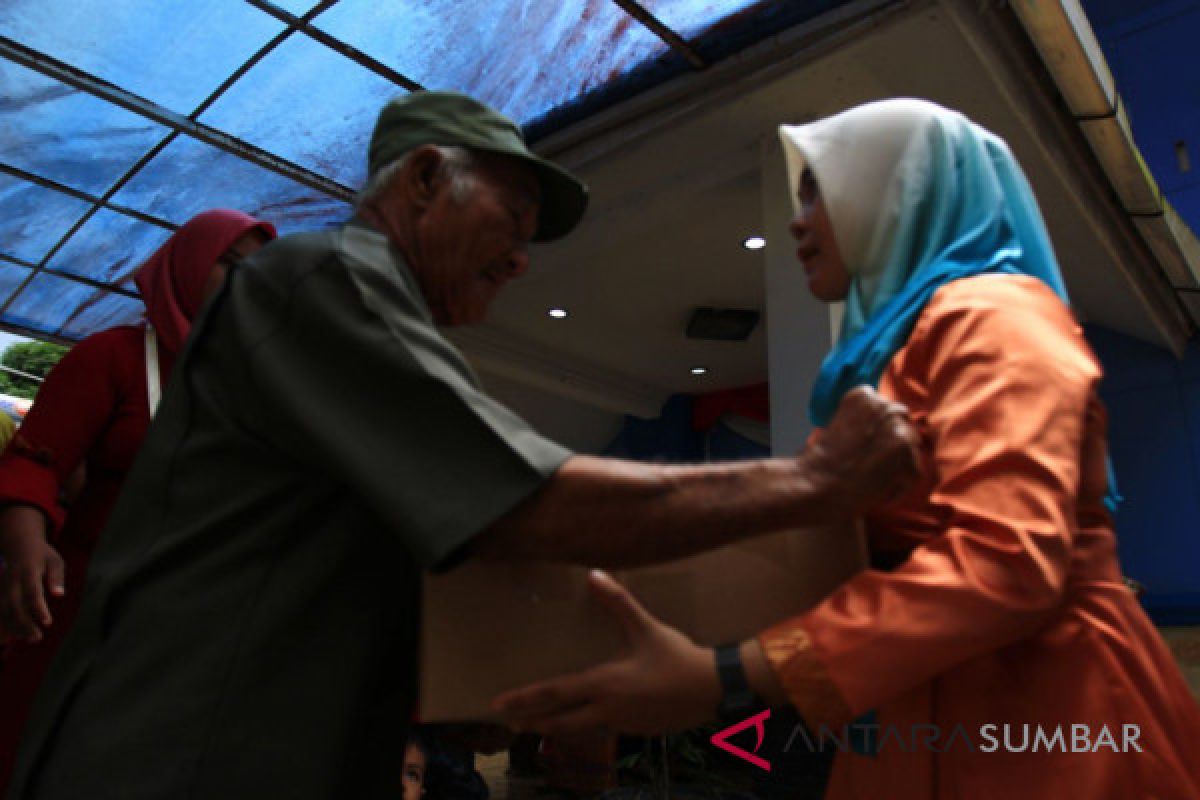 100 paket lebaran disalurkan ke empar desa di Sipora Utara