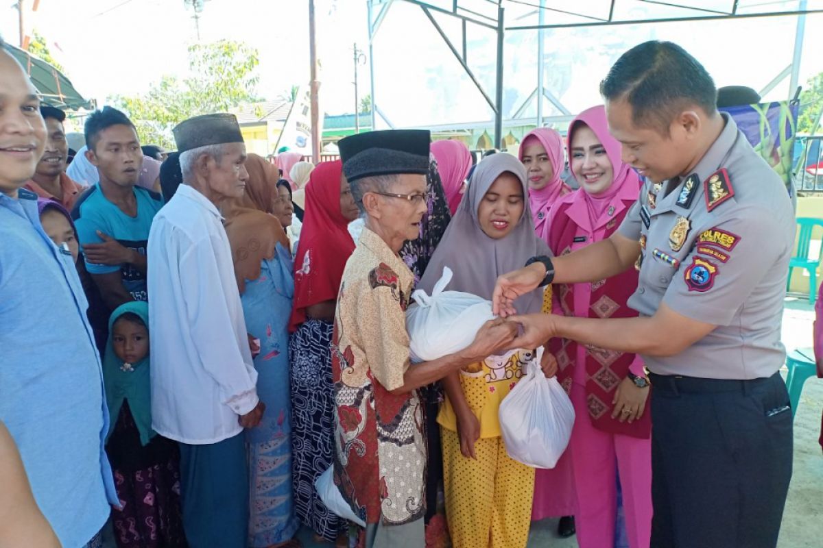 Polres HST bagi paket Lebaran