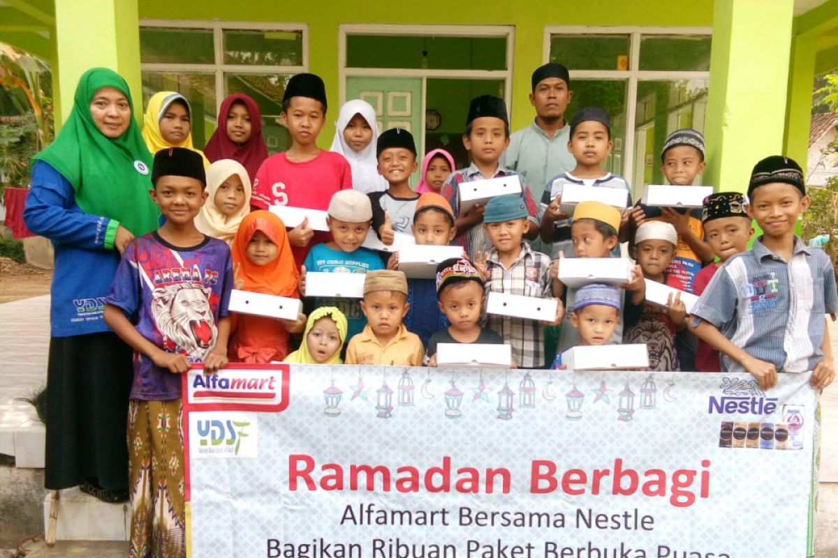 Alfamart-Nestle Indonesia Buka Bersama Yatim Piatu dan Dhuafa di Jember