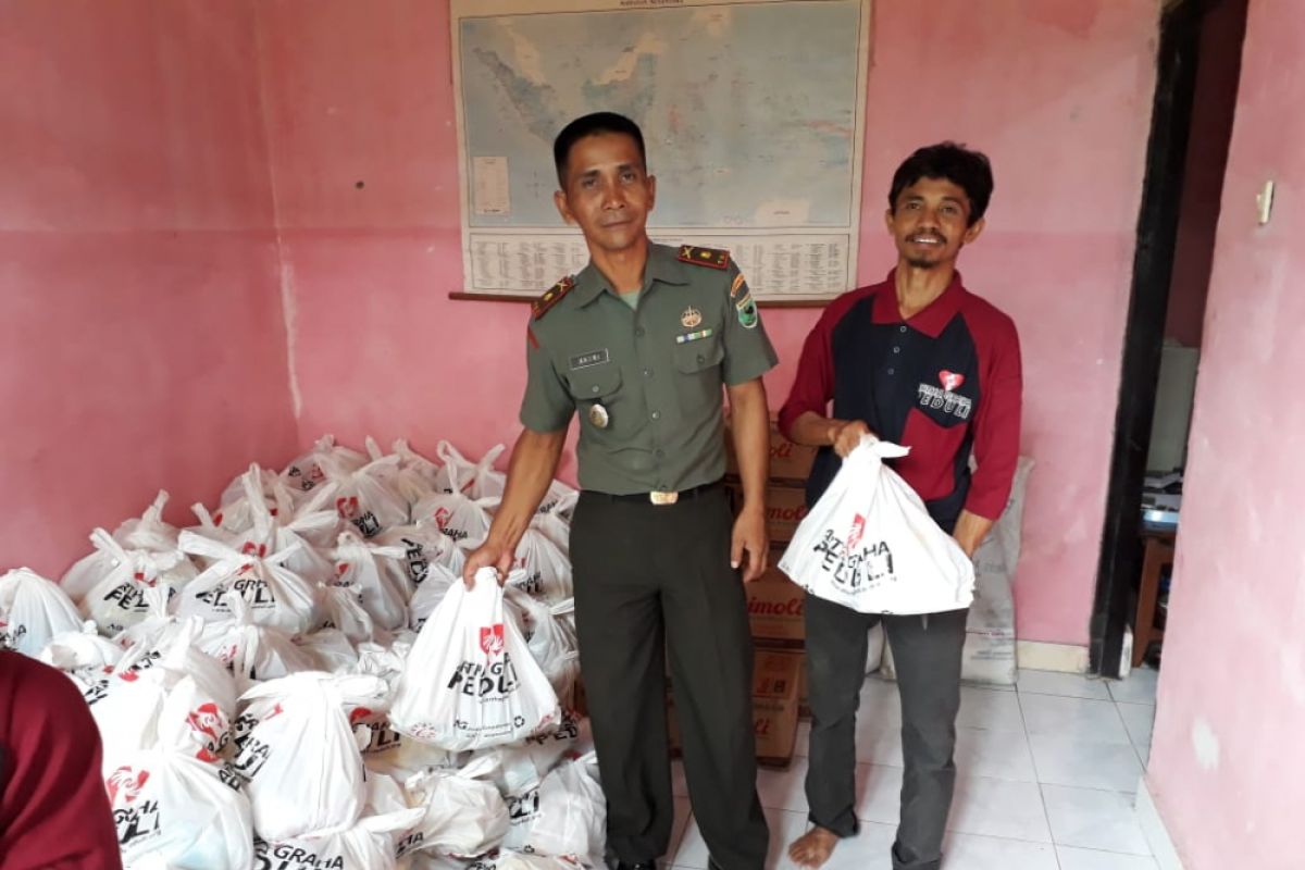 Artha Graha bersama TNI salurkan paket sembako murah di Wondama