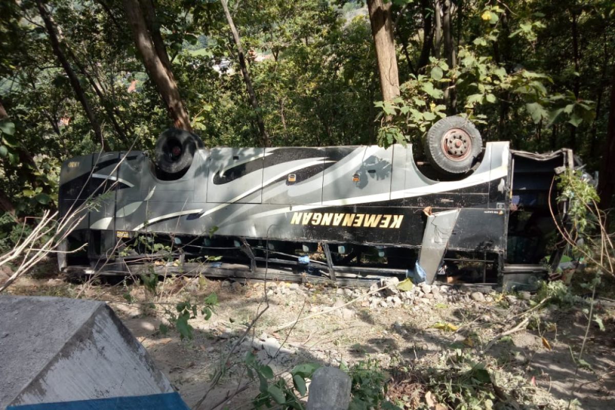 Bus Penumpang Terjun ke Jurang di Situbondo