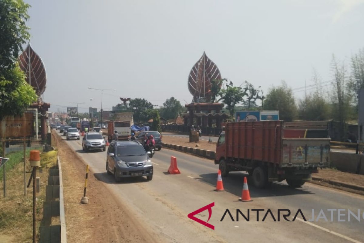 Hujan disertai angin kencang rusak gerbang tol Weleri