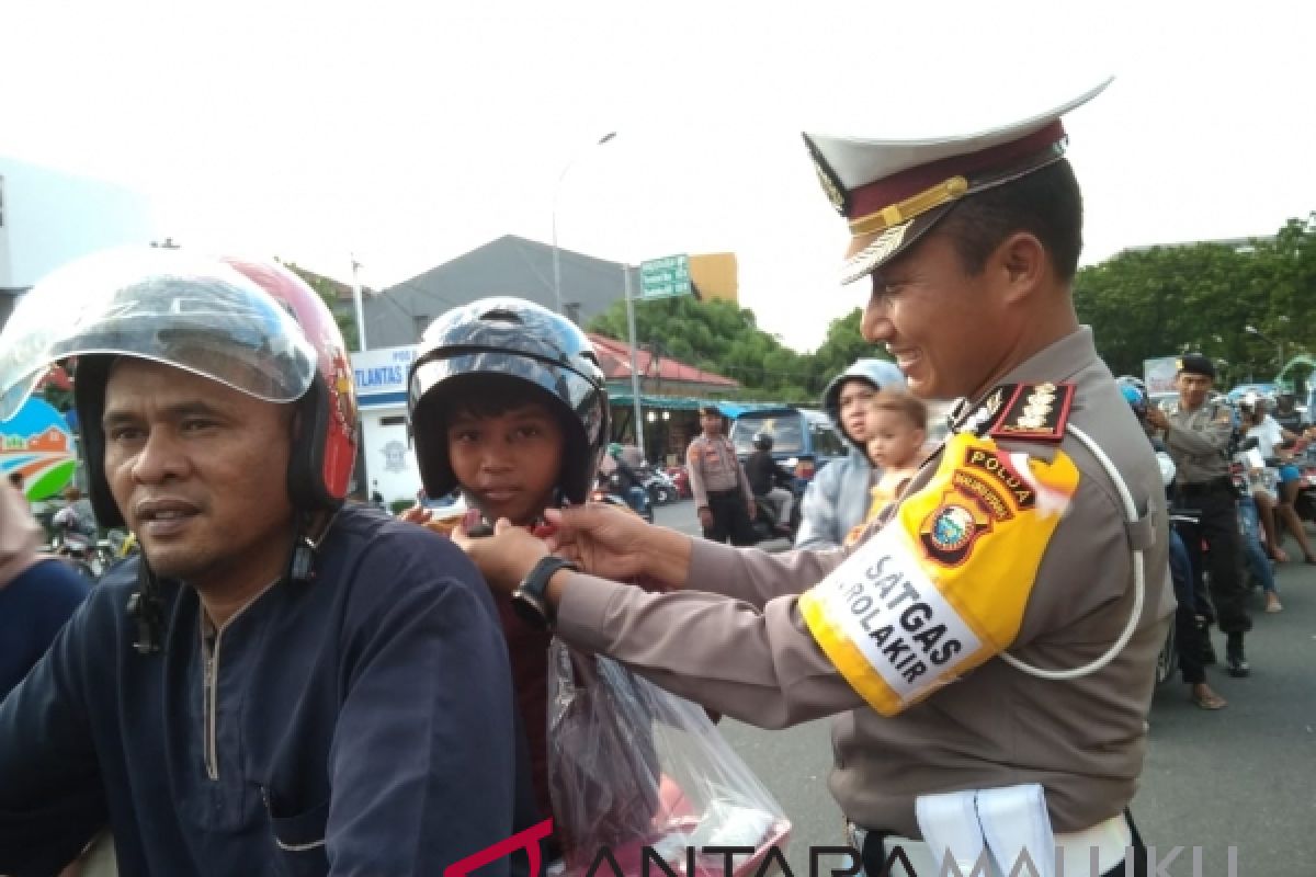 Ditlantas bagikan takjil ke pengendara roda dua