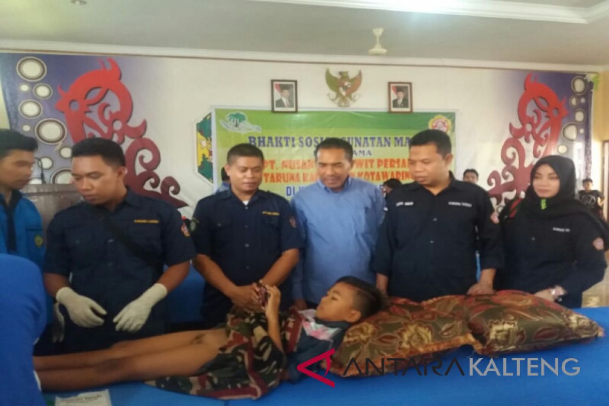 Sunatan massal Karang Taruna Kotim disambut gembira masyarakat