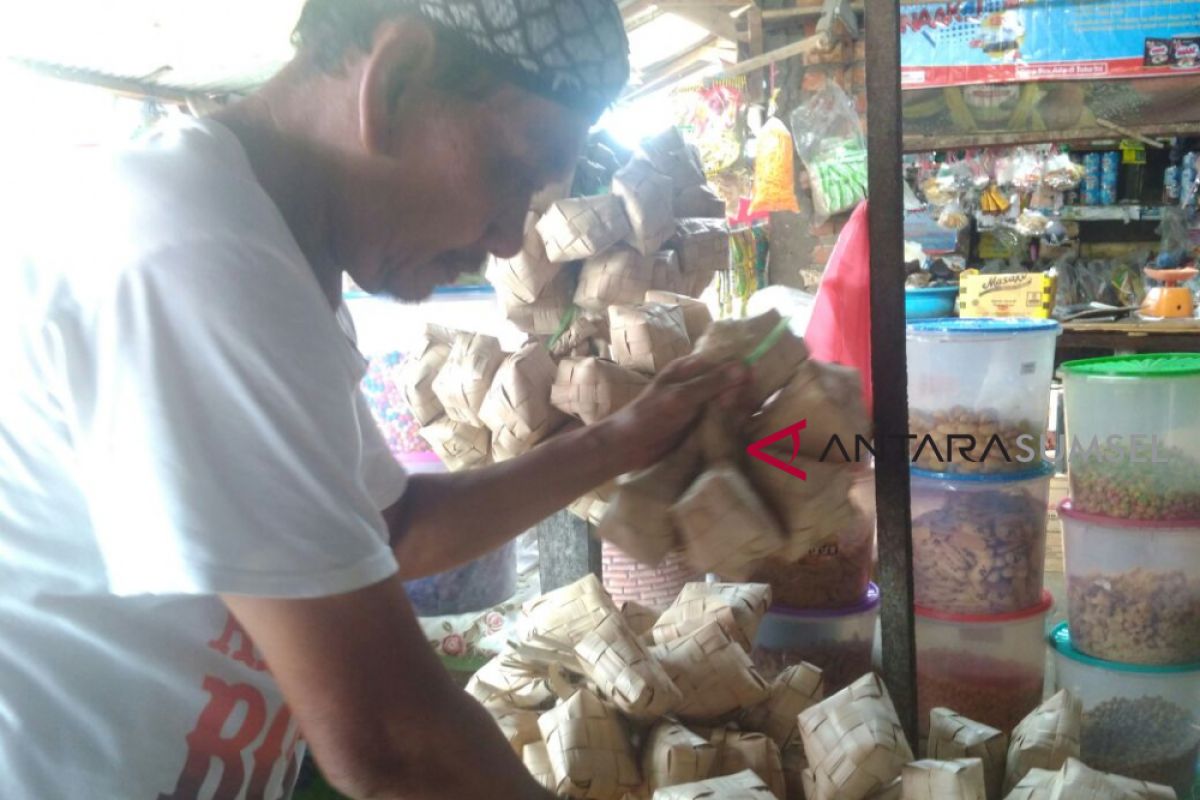 Sarang ketupat mulai dijual jelang lebaran