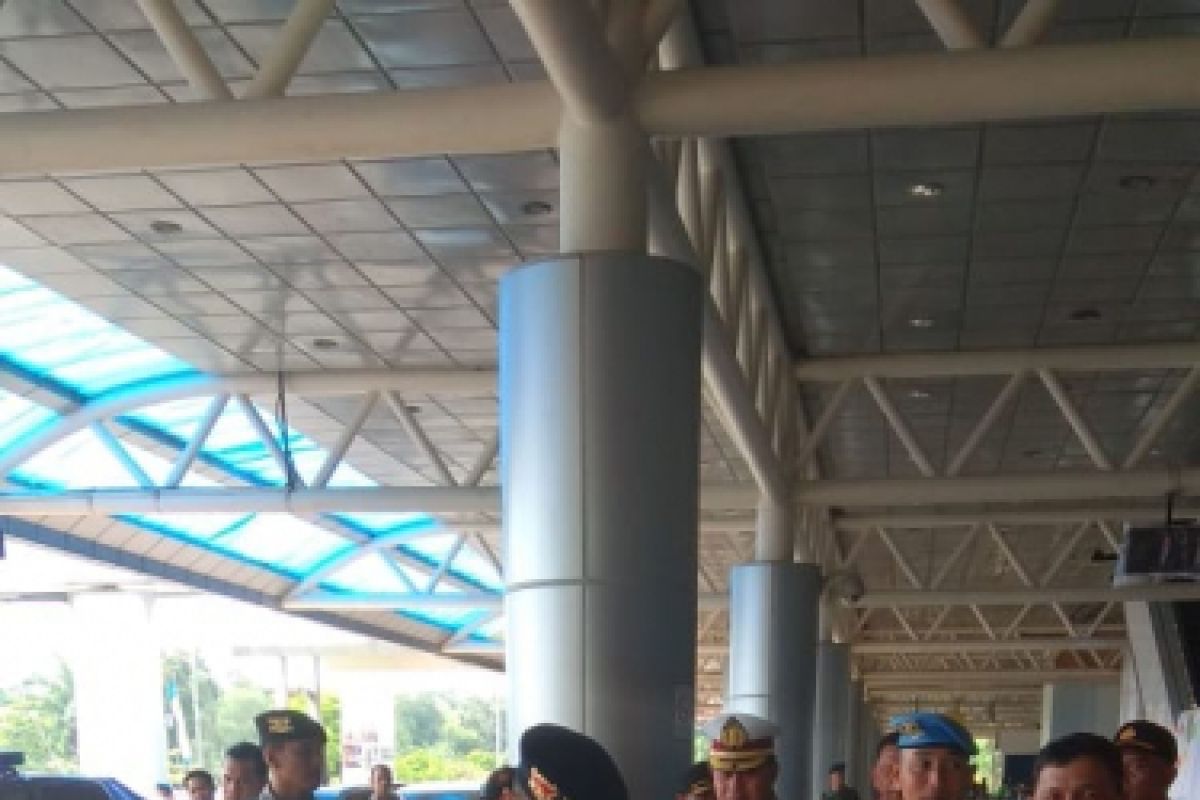 Kapolda Sumsel tinjau posko lebaran Bandara SMB II