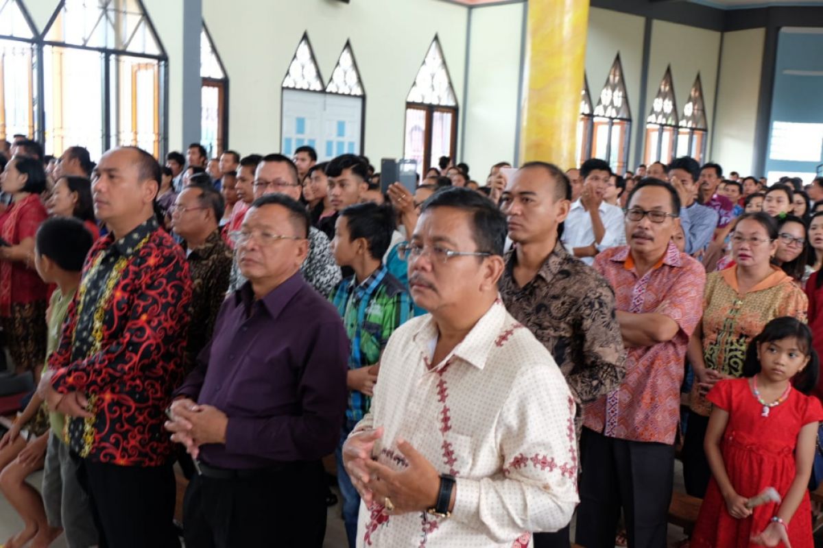 Bupati Rupinus hadir bersama ribuan umat Katolik Paroki Monumental