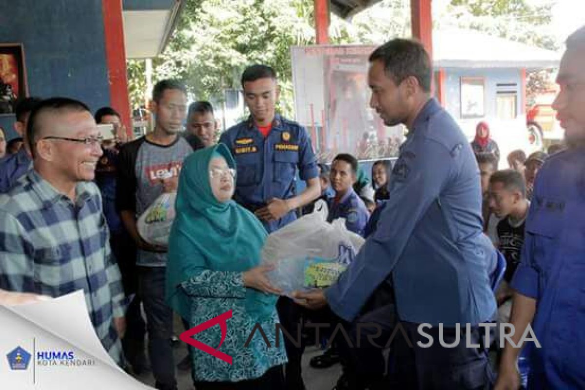 PKK Kendari bagikan ratusan paket sembako