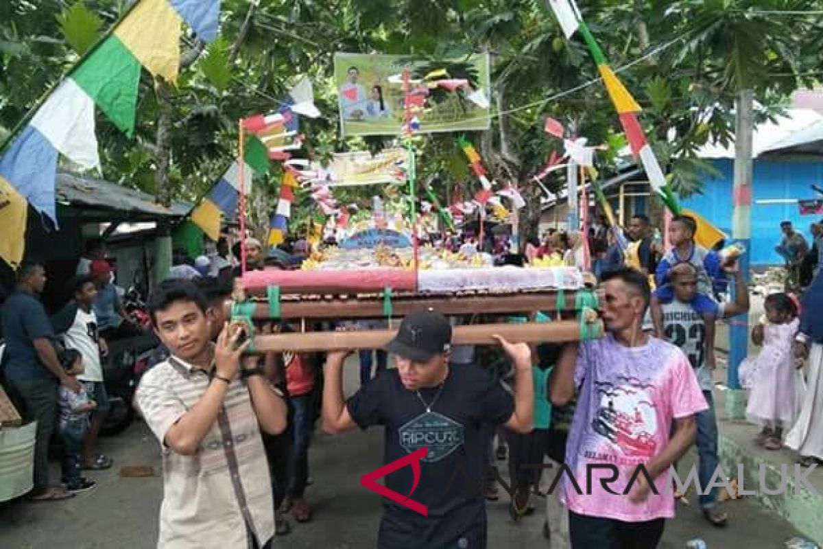 Tradisi tapur semarakkan Idul Fitri di Tengahtengah