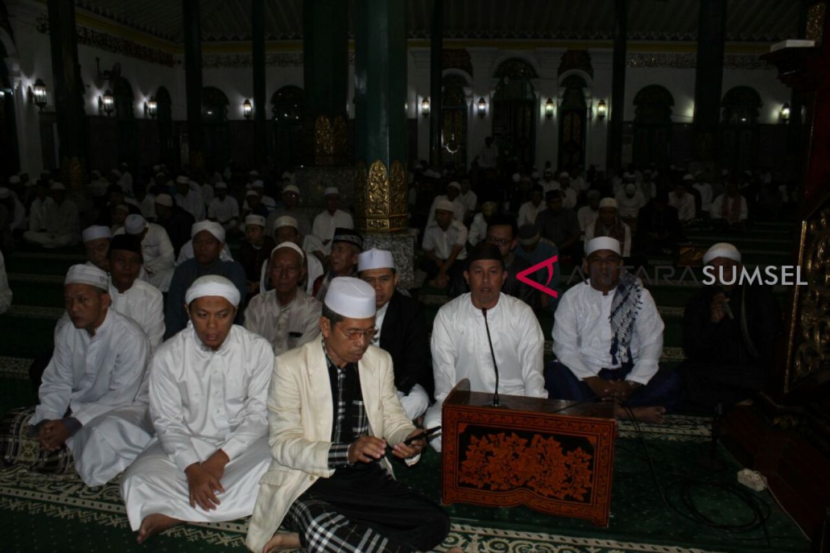 Hujan deras, warga padati ruang dalam Masjid Agung